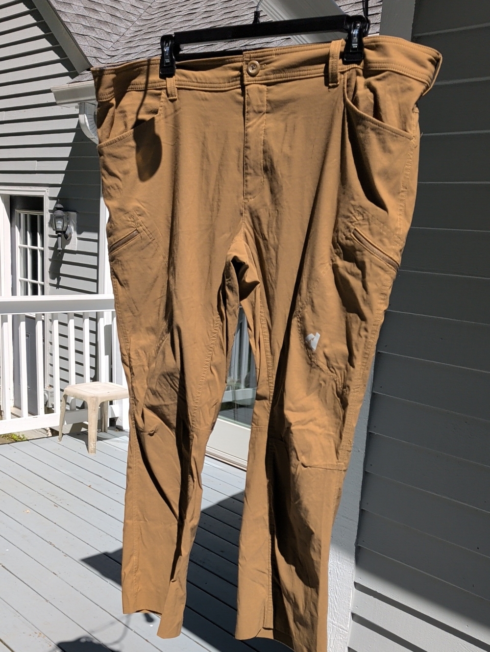 Eddie Bauer Men's Cargo Pants in Tan